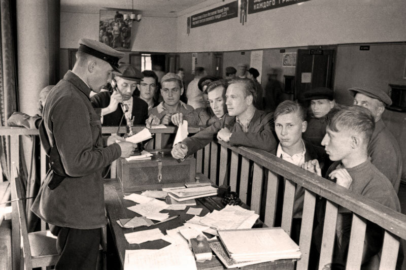 Прием новобранцев в военкомате, 1941 год
