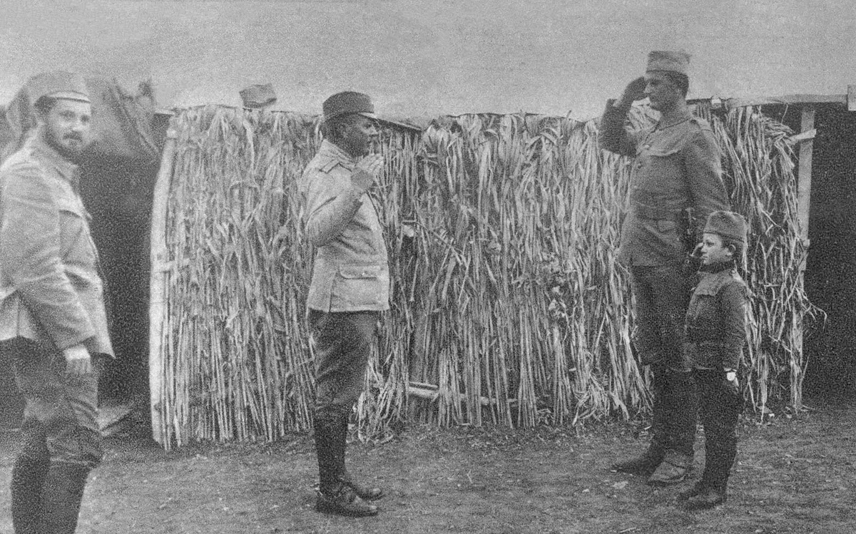 Момчило Гаврич и солдат на докладе майору Туковичу. 1916 год