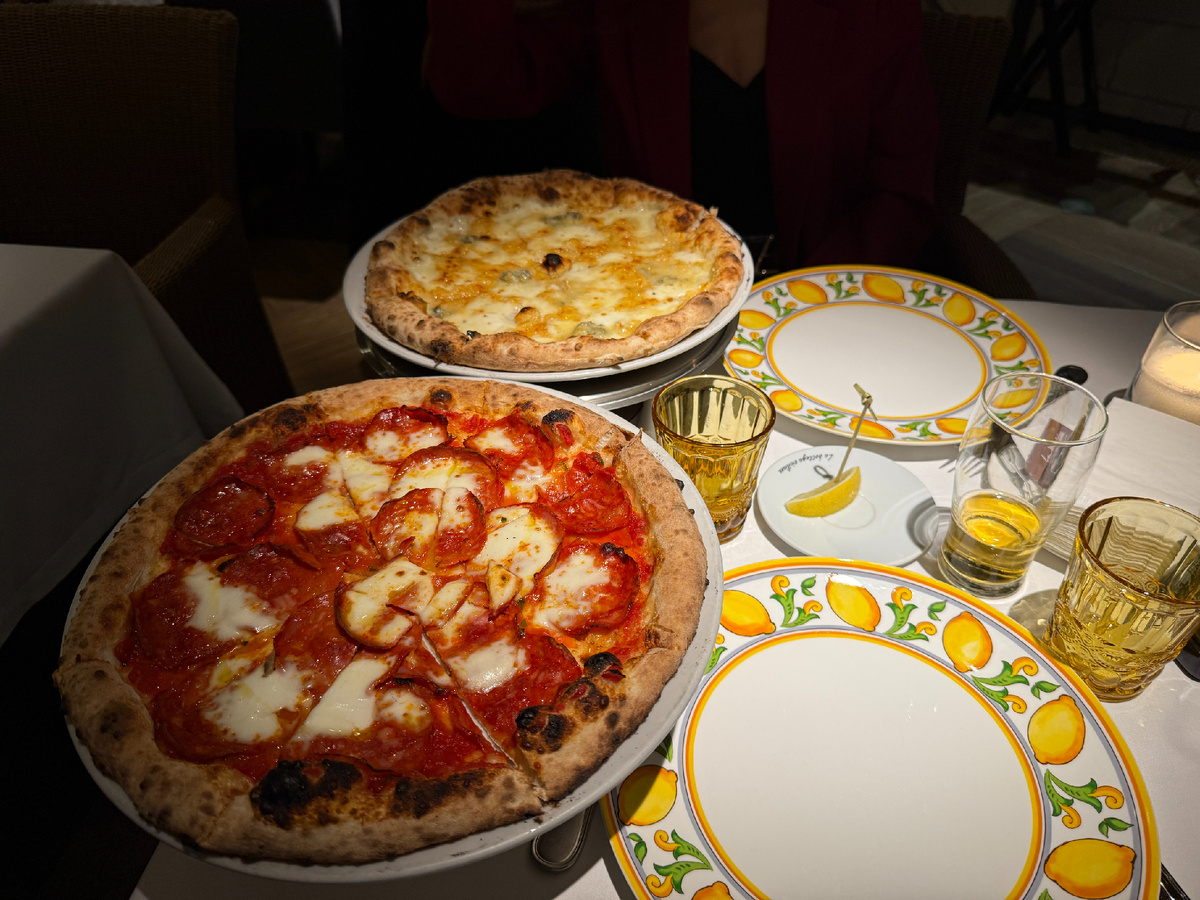 Пицца дьявола и 4 сыра в ресторане La Bottega Siciliana 