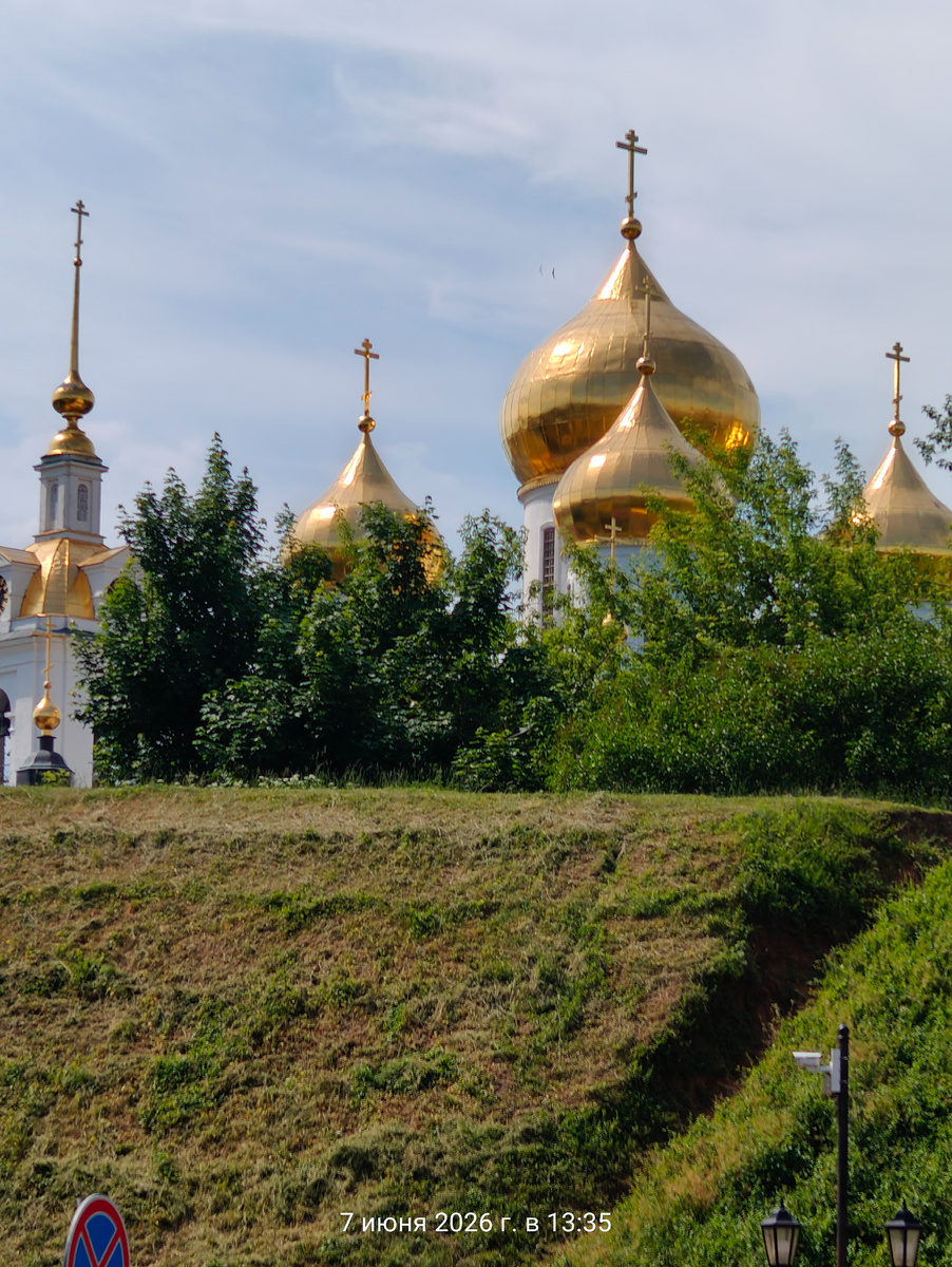 Купола Успенского собора за укреплениями Дмитровского кремля.