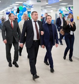    Губернатор Андрей Чибис (справа): Обновим и взлетно-посадочную полосу. / Фото: Александр Шаранов / предоставлено министерством информационной политики Мурманской области