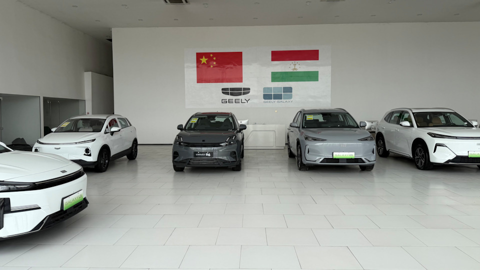 Автосалон Geely, где помимо одноименных моделей, стоят также и Lynk&Co.