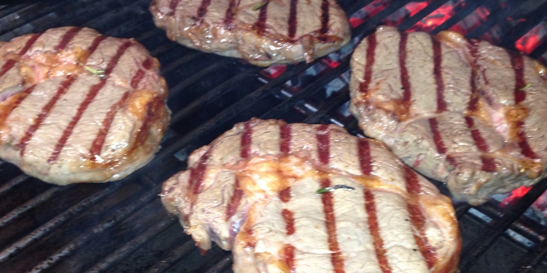 Почему стейк в ресторане стоит как ползарплаты, а мясо в магазине копейки