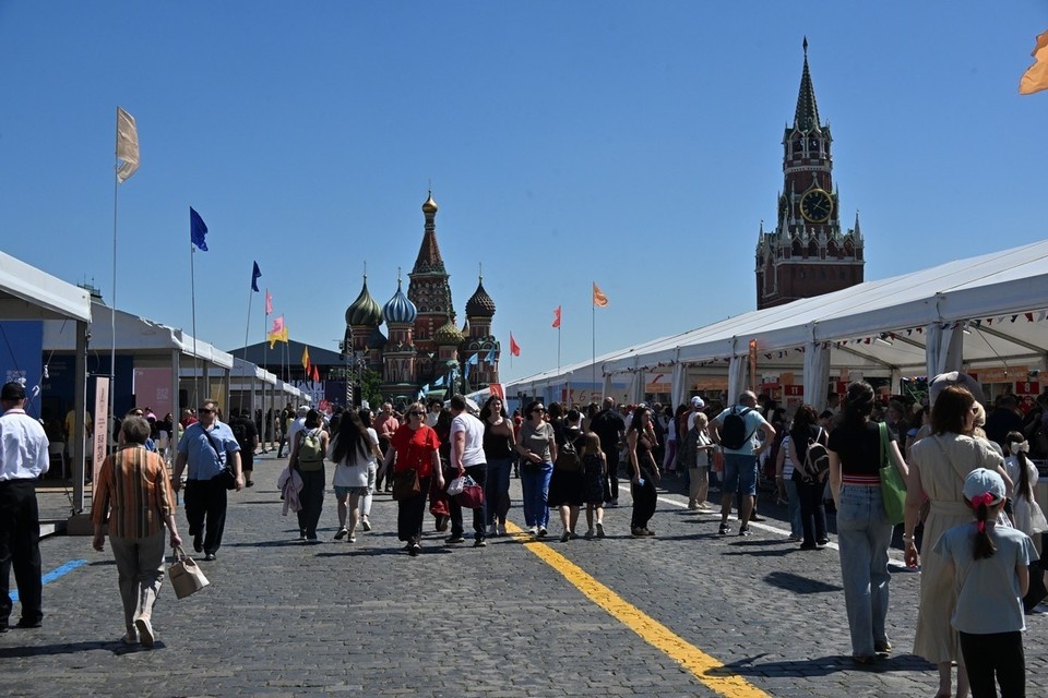    Книжный фестиваль «Красная площадь», который прошел в Москве с 4 по 7 июня, наглядно доказал, что мы по-прежнему одна из самых читающих стран в мире. Владимир ВЕЛЕНГУРИН