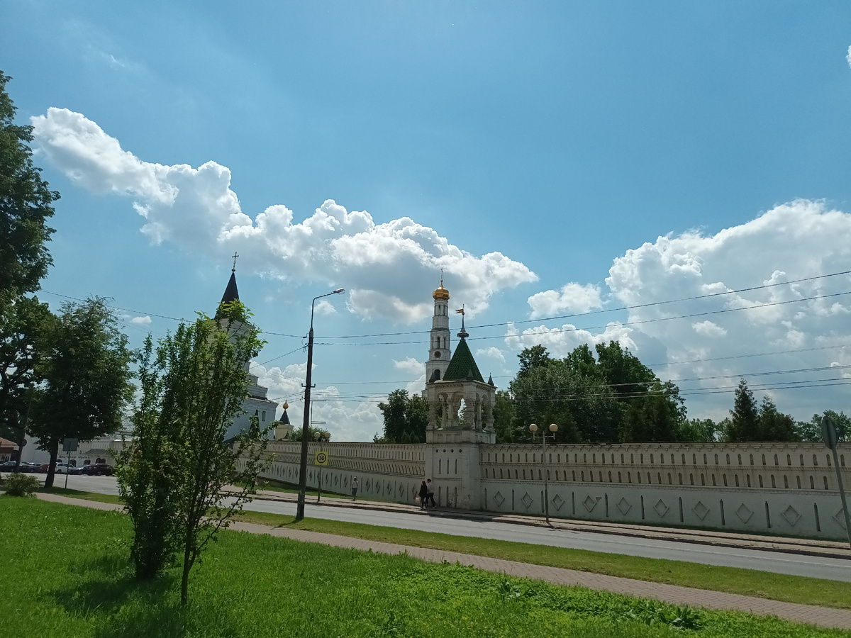 У стен Свято- Никольский Угрешского монастыря