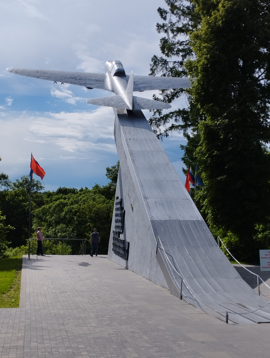 Памятный знак защитникам г. Истры (самолет ИЛ-2) (ФОТО АВТОРА)