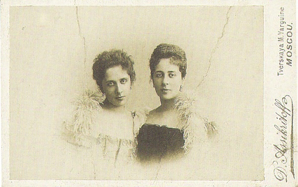 Сестры Мамонтовы: Елена (в замужестве Вострякова) и Маргарита (справа). 1906.