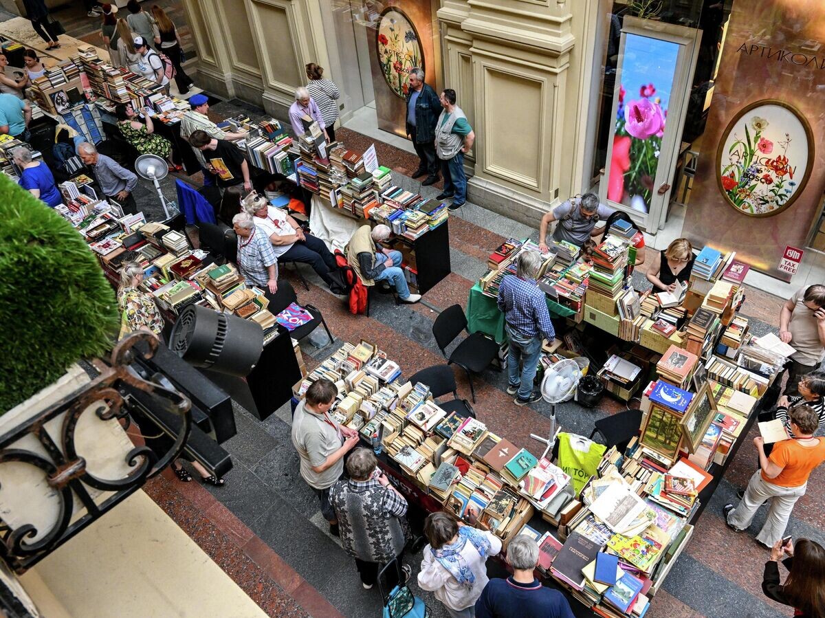    Горожане на XI Книжном фестивале "Красная площадь" в ГУМе в Москве | © РИА Новости / Владимир Вяткин
