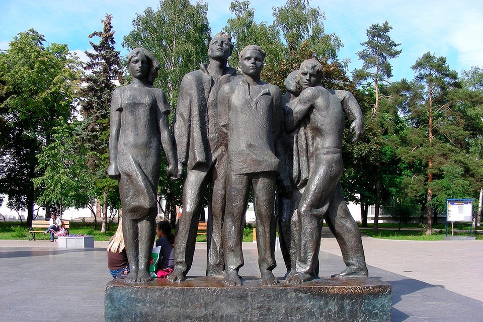    Памятник молодогвардейцам на Миусской улице открыли в 1973 году перед зданием Дворца пионеров и школьников. Фото: lana1501/Фотобанк Лори