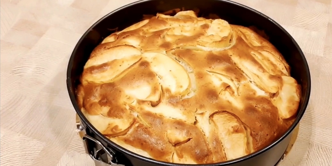 Яблочный пирог, вкуснее шарлотки — пеку его чаще всего: тесто всегда пропекается, а яблоки остаются сочными