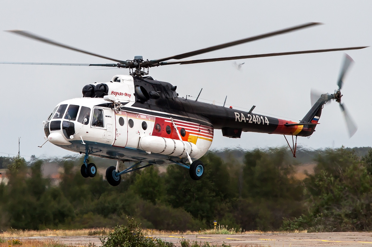 Вертолет Ми-8Т завис над площадкой.