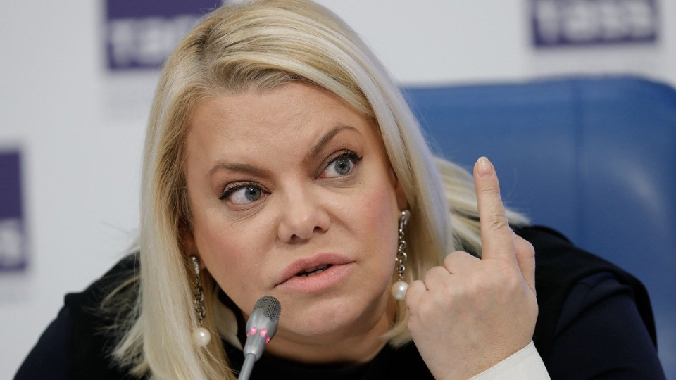 «Вы над людьми смеётесь?» Яна Поплавская разнесла Минтруд после слов о рождаемости и спросила: «А квартиры молодым семьям кто даст?»