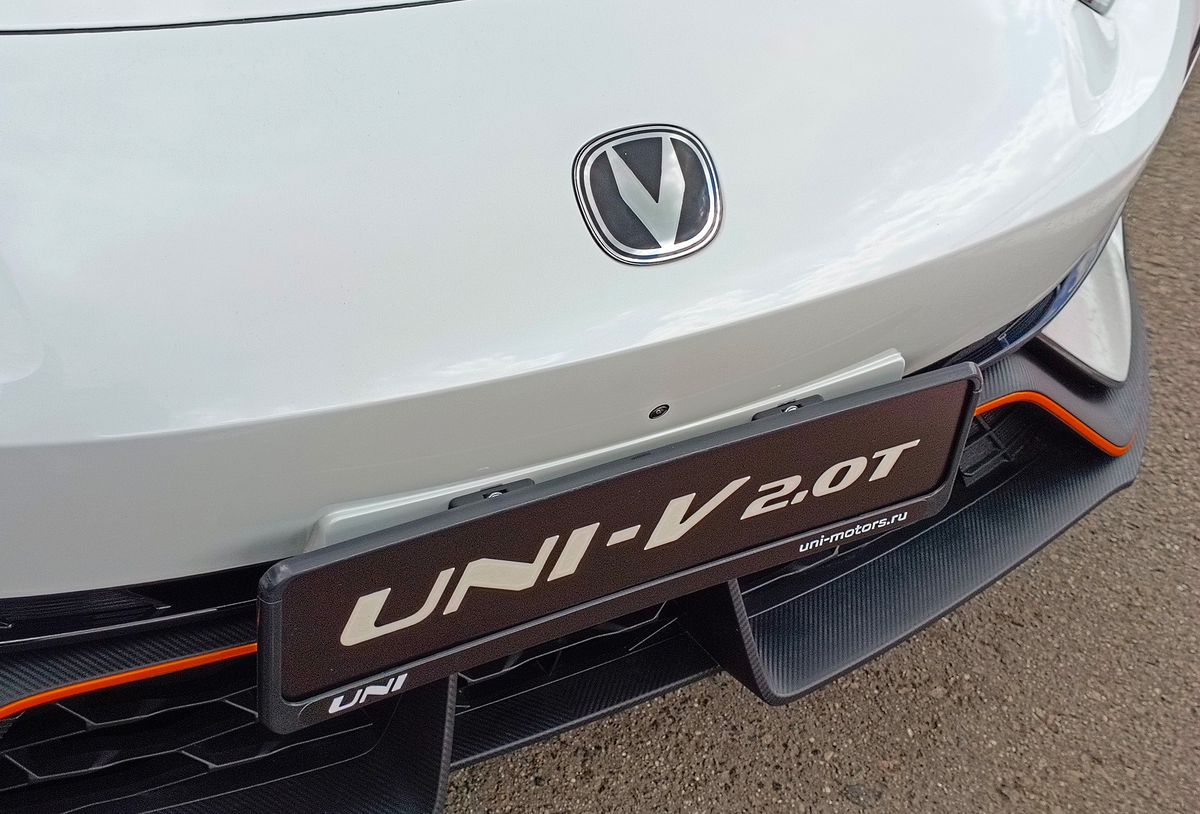 Передняя часть Changan Uni-V 2.0T с псевдокарбоновыми элементами конструкции