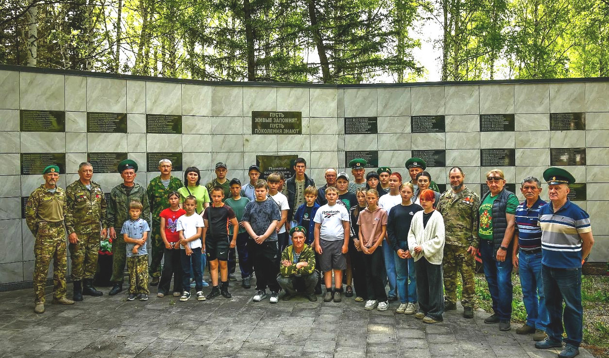 У мемориала славы в селе Ельцовка