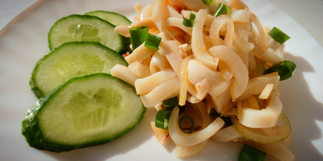 Салат из кальмаров. Вкусно и просто! Рецепт актуален в любой сезон.