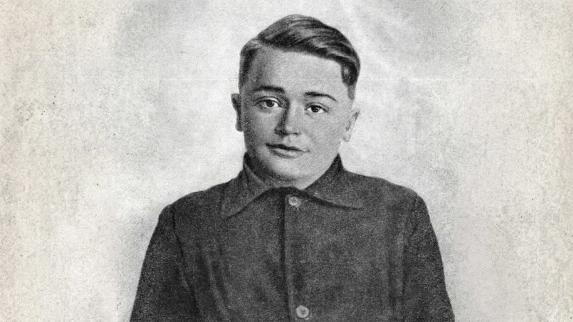     Олег Кошевой родился 8 июня 1926 года в городе Прилуки в семье бухгалтера и воспитателя. В детстве он жил в Ржищеве, а затем переехал в Краснодон Ворошиловградской области (ныне ЛНР). С 1940 года учился в школе №1 им. А.М. Горького, где познакомился с другими будущими молодогвардейцами  Общественное достояние / Коллаж RT