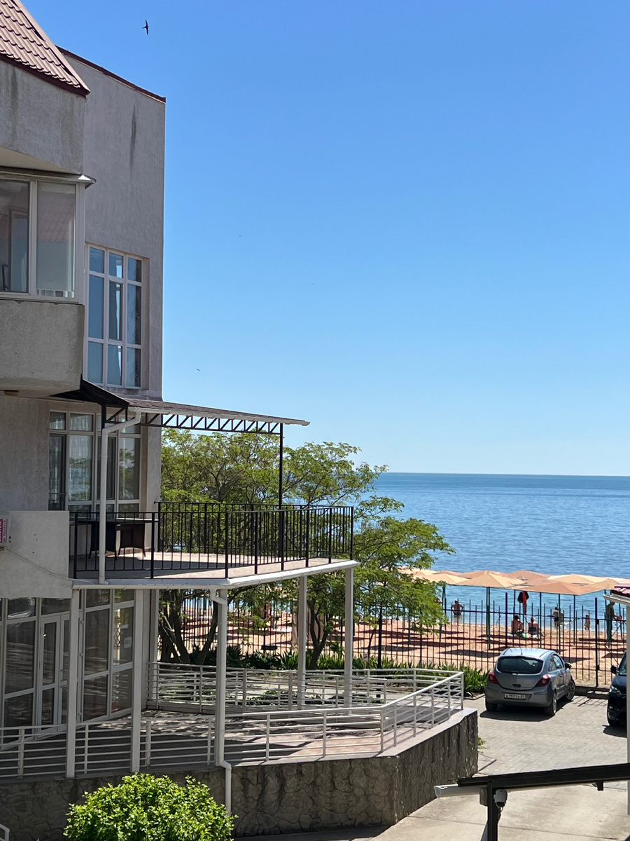 Море сразу за территорией ЖК