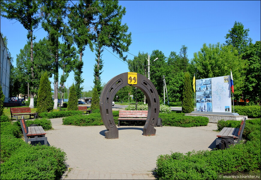 В 1779 г. город получил свой герб: на золотом поле герба красуются две черные раковины-улитки, означающие две реки, сходящиеся около города — собственно реку Нерехту и Солоницу.  © Елена Сариева
