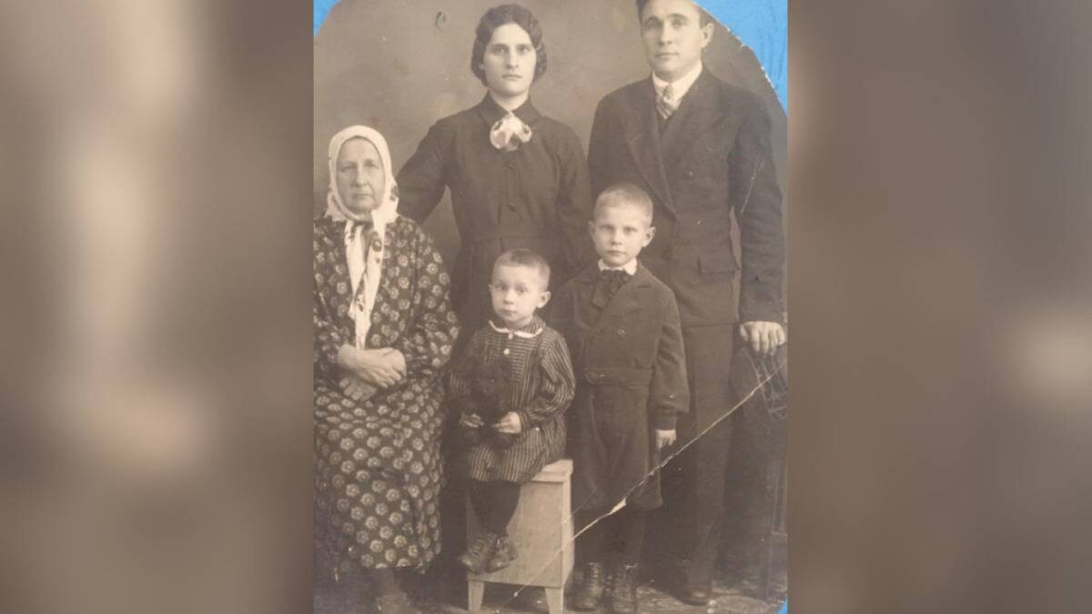    Прадед журналиста «Вечерней Москвы» Анастасии Старостиной Василий Петрович с женой, тещей и детьми / Фото: Личный архив