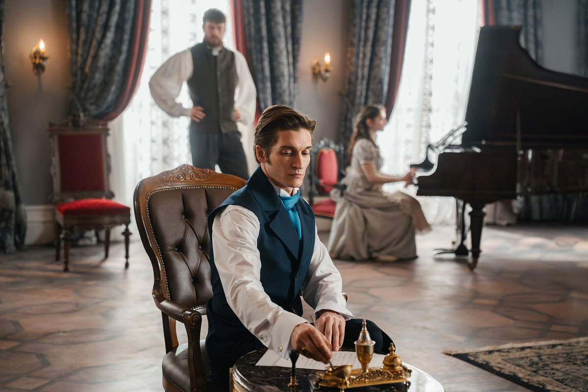    Кадр из сериала «История его служанки»Иви