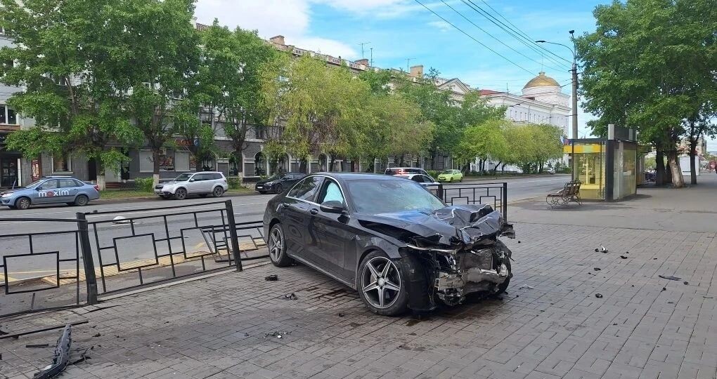 Момент аварии с Mercedes и Honda Fit возле Дома офицеров в Чите попал на видео
