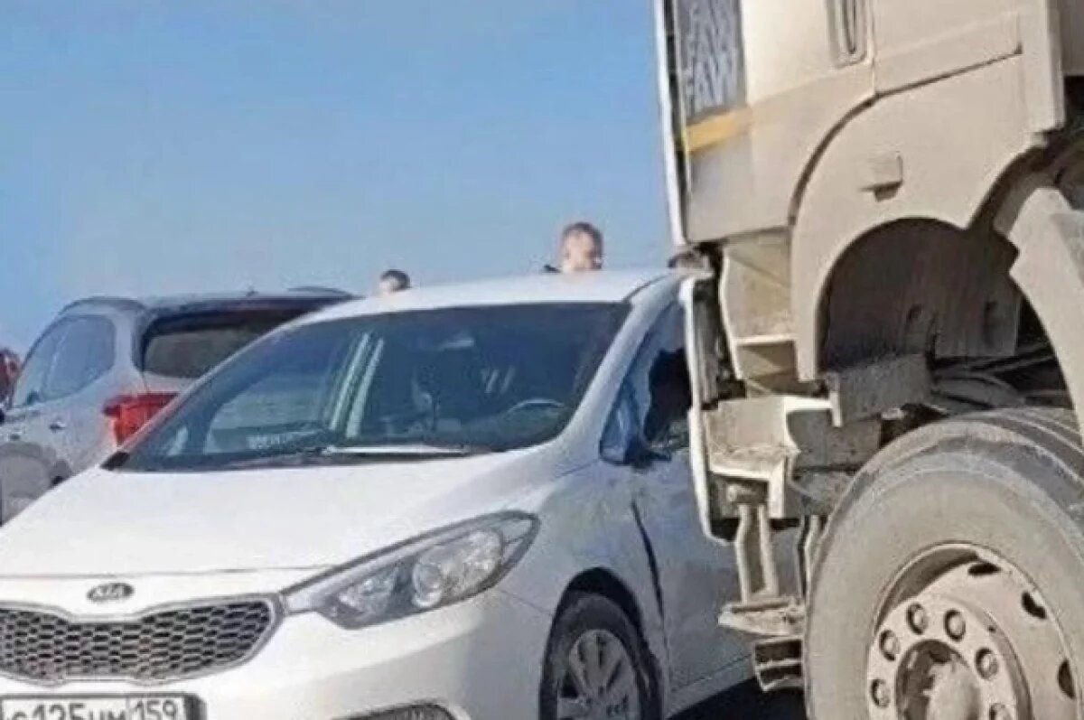    ДТП с фурой парализовало движение на Красавинском мосту в Перми