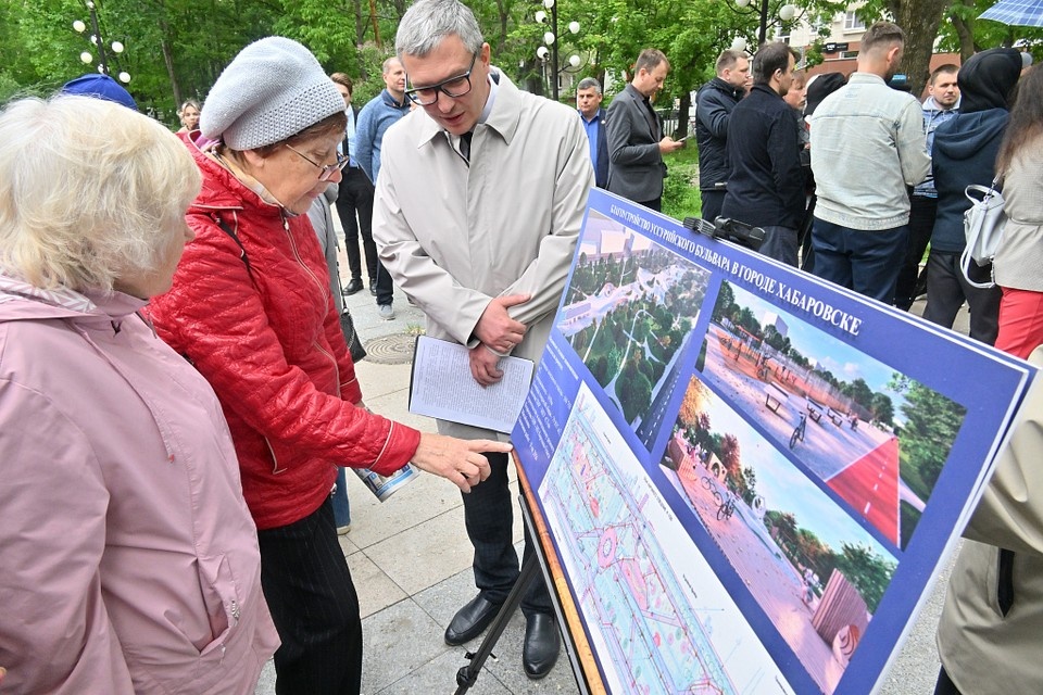    Жители внимательно следять за обновлением городских бульваров. Фото: Пресс-служба администрации Хабаровска