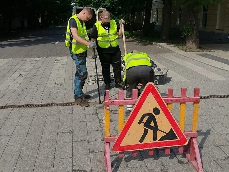     Рабочие укрепили дорожные знаки, удалили граффити и надписи. Фото: МКУ «Городское хозяйство»
