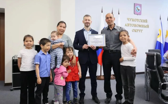 Начальник Чукотки со счастливой семьёй миллионеров / фото: канал Владислав Кузнецов в Мах