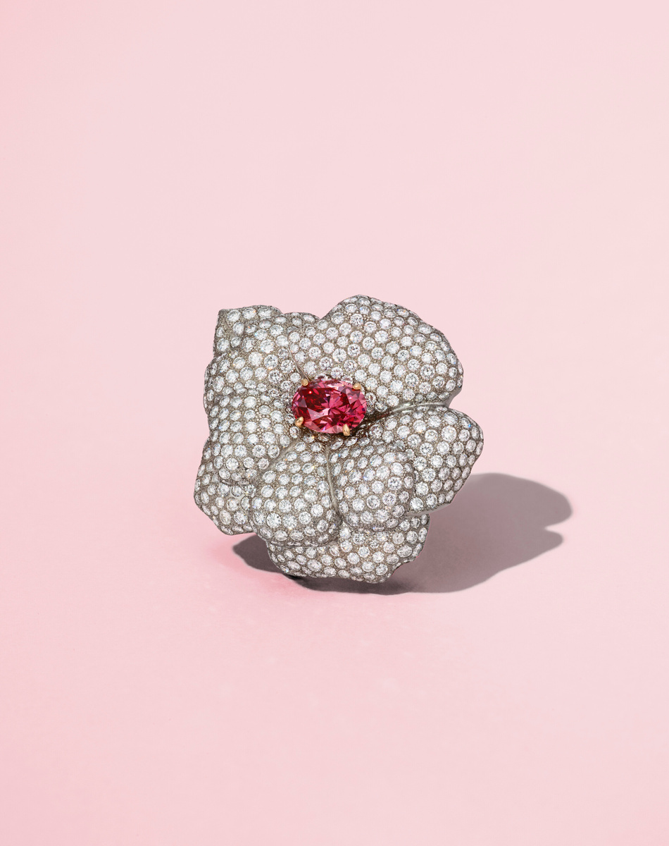 An Exceptional Coloured Diamond and Diamond Brooch. Источник: Christie’s