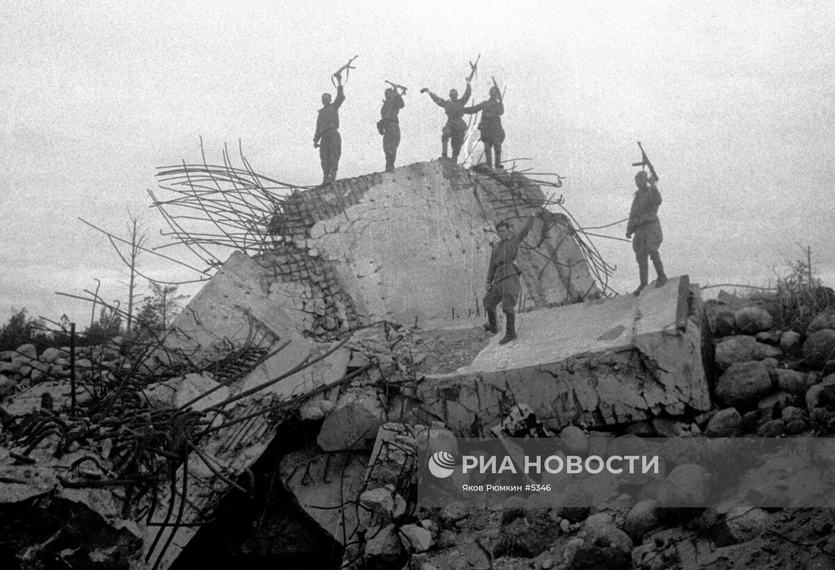 Наступательные бои на Карельском перешейке. Красноармейцы прорвали линию обороны противника. Дорога на Выборг открыта
