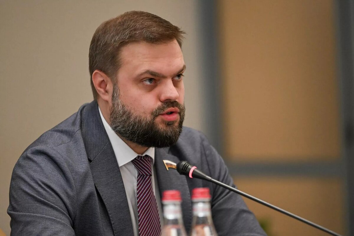 Артем Туров во время совместной пресс-конференции Миссии наблюдателей Межпарламентской Ассамблеи СНГ и Миссии наблюдателей СНГ (8 июня 2026). Еревaн
© Sputnik
