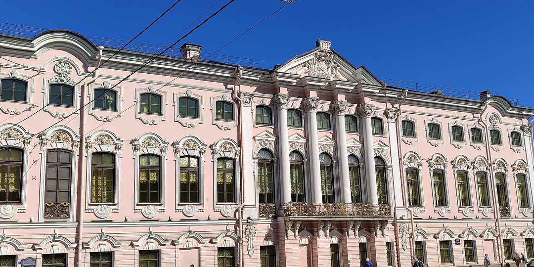 Строгановский дворец - по графскому дому на красной линии Санкт-Петербурга спокойно и без суеты