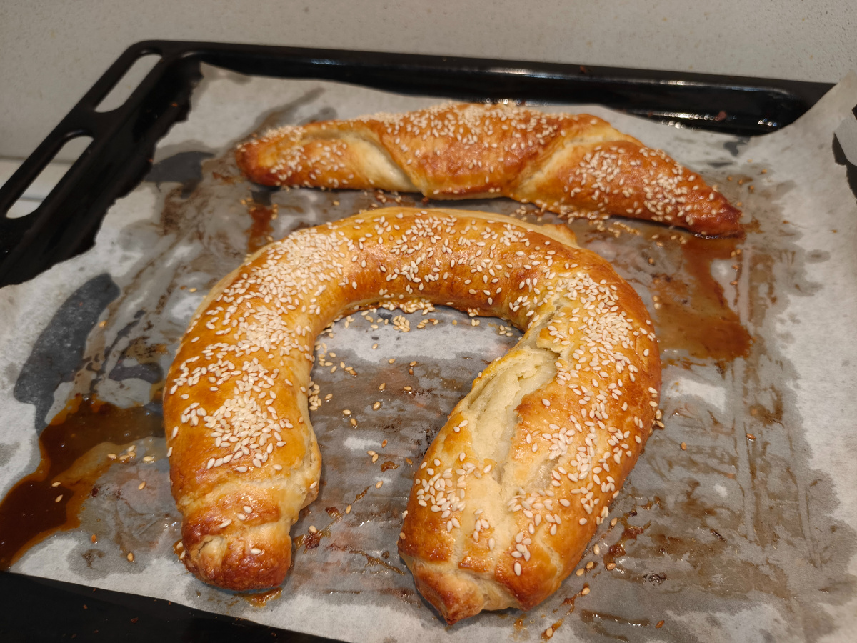 Рулеты со сливочным маслом и сахаром. Тесто слоёное дрожжевое