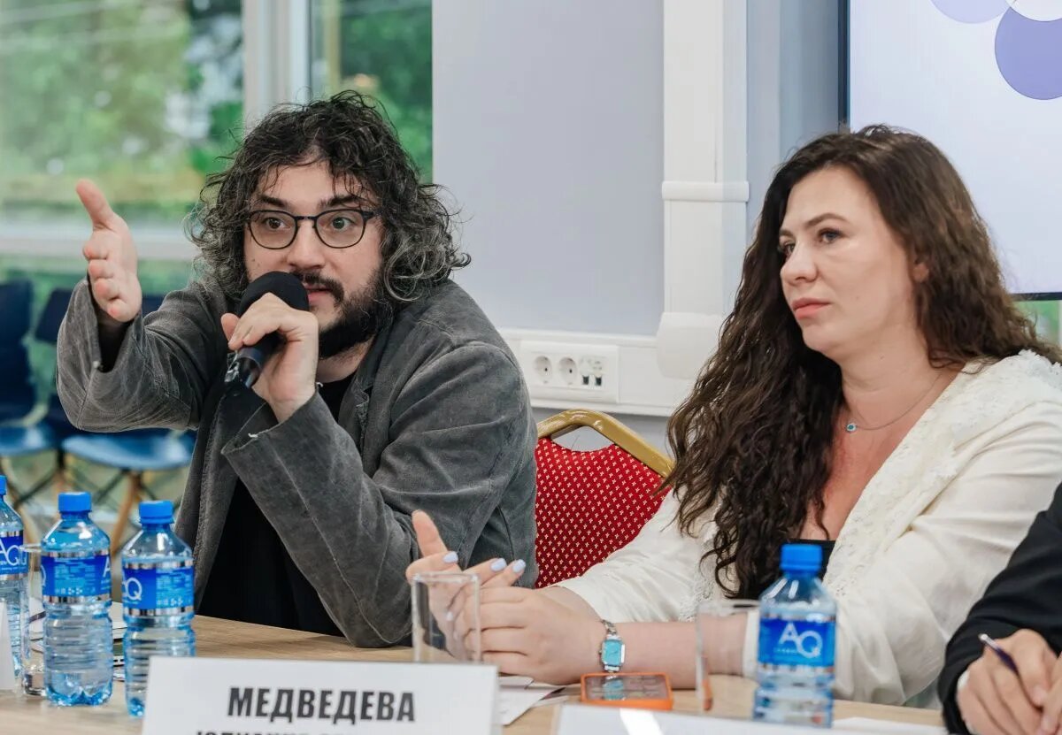 Создатель креативного кластера "Вход" Никита Сычев и генеральный продюсер "Медведьфильм Продакшн" Юлианна Медведева - предприниматели, для которых условия для развития креативных индустрий - главный вопрос новой стратегии.