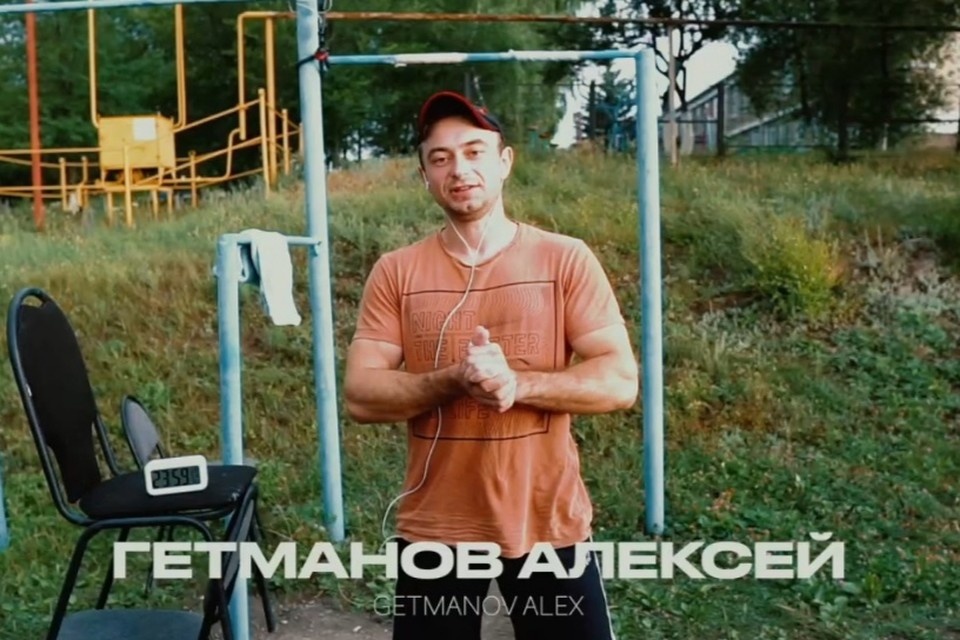    Методика Алексея уникальна: короткие подходы по три подтягивания с отдыхом всего в 5–15 секунд.