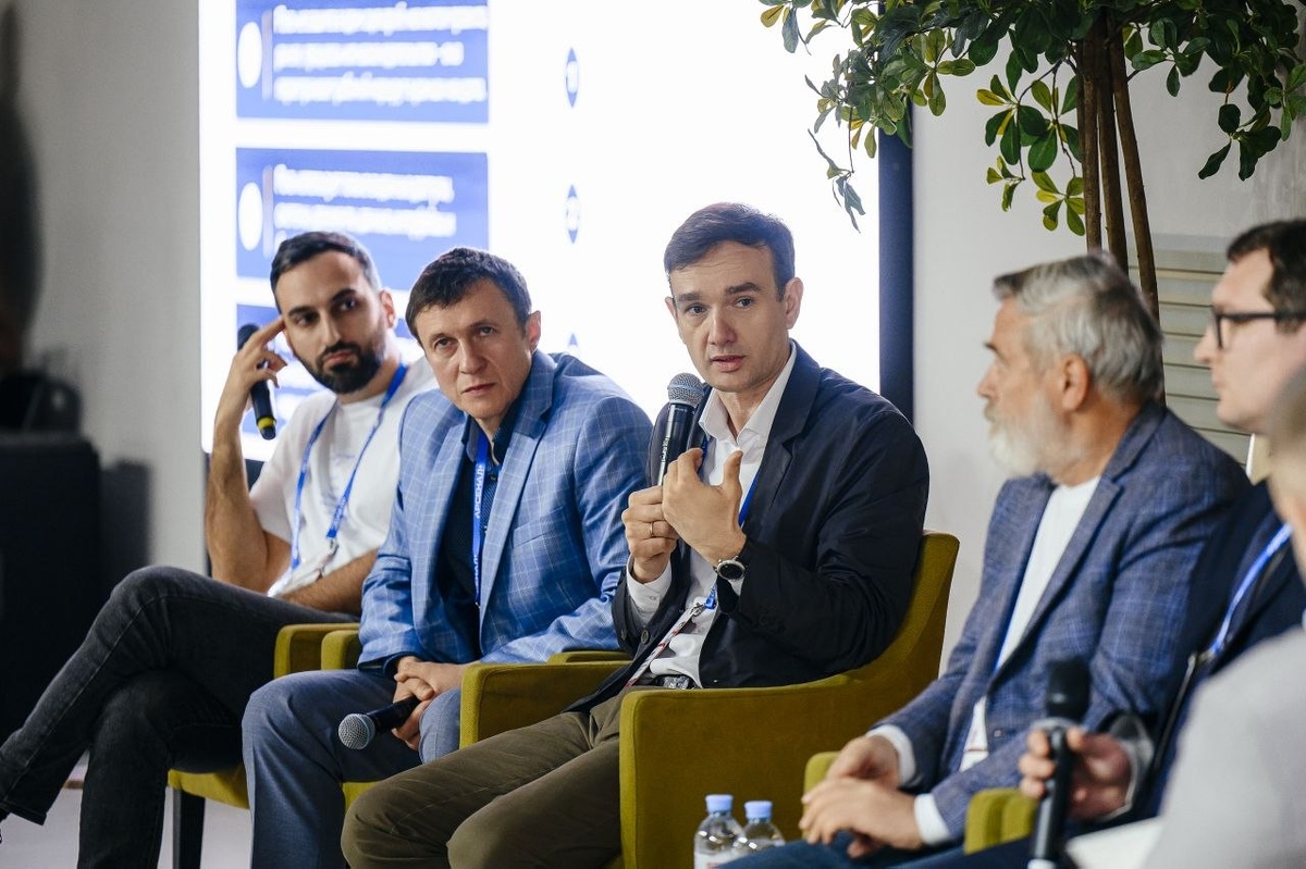 На фото: панельная дискуссия на форуме «ИТ-мир по-русски». Тюмень. 2026г.