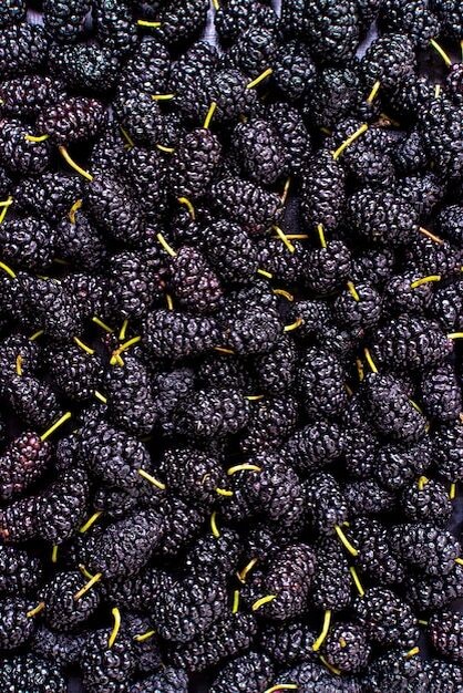 Есть продукты, вкус которых невозможно забыть даже спустя десятилетия. Для многих такой ягодой стала именно шелковица.
Те, чьё детство прошло в 90-х или начале 2000-х, наверняка помнят деревья, усыпанные чёрными сладкими ягодами. Летом возле них всегда собирались дети. Кто-то ел шелковицу прямо с веток, кто-то складывал её в кружку или пакет, а кто-то возвращался домой с фиолетовыми руками и пятнами на одежде, которые потом невозможно было отстирать.
Тогда никто не считал шелковицу чем-то особенным.
Она росла буквально повсюду.
Но прошло время, и оказалось, что найти хорошую свежую шелковицу стало гораздо сложнее, чем клубнику, черешню или даже экзотические фрукты.
Многие удивляются: почему ягода, которая раньше была почти в каждом дворе, сегодня встречается так редко?
Причина проста.
Шелковица очень нежная. После сбора она быстро теряет свежесть, легко мнётся и плохо переносит долгую транспортировку. Именно поэтому крупные торговые сети редко делают на неё ставку. Для них гораздо удобнее работать с ягодами, которые могут без проблем преодолеть сотни километров и сохранить товарный вид.
А вот шелковица живёт по своим правилам.
Её сезон короткий. Она не любит долгого хранения. И ждать её круглый год не получится.
Возможно, именно поэтому многие ценят её гораздо сильнее, чем популярные ягоды, которые доступны практически в любое время.
Интересно, что вкусы людей часто меняются с возрастом. В детстве шелковицу ели просто потому, что она была сладкой. Сегодня её выбирают совсем по другой причине.
Она напоминает о времени, когда лето казалось бесконечным.
Когда можно было уйти гулять утром и вернуться только вечером.
Когда самым важным вопросом дня было решить, на какое дерево залезть первым.
И когда для хорошего настроения хватало горсти ягод, сорванных прямо с ветки.
Наверное, поэтому каждый год, с появлением шелковицы, тысячи людей начинают искать её снова. Не ради витаминов и не потому, что это модный продукт.
А ради того самого вкуса.