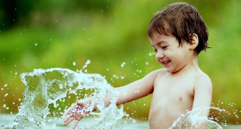 Малыши и вода: история, польза и современные методы обучения плаванию с раннего возраста