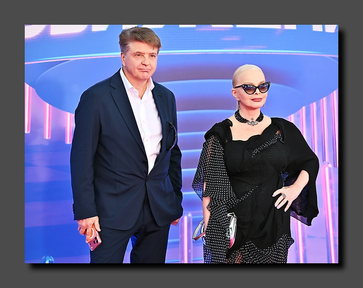 54-летний продюсер Сергей Пудовкин и 70-летняя Лариса Долина. Фото из открытых источников