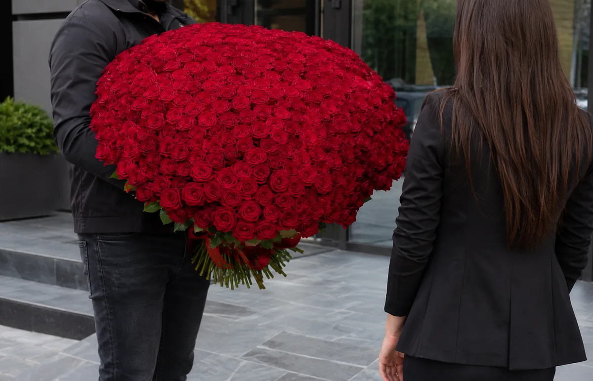 Выбрать такой же букет можно на сайте https://findreason.ru/catalog/roses/501roza/ 