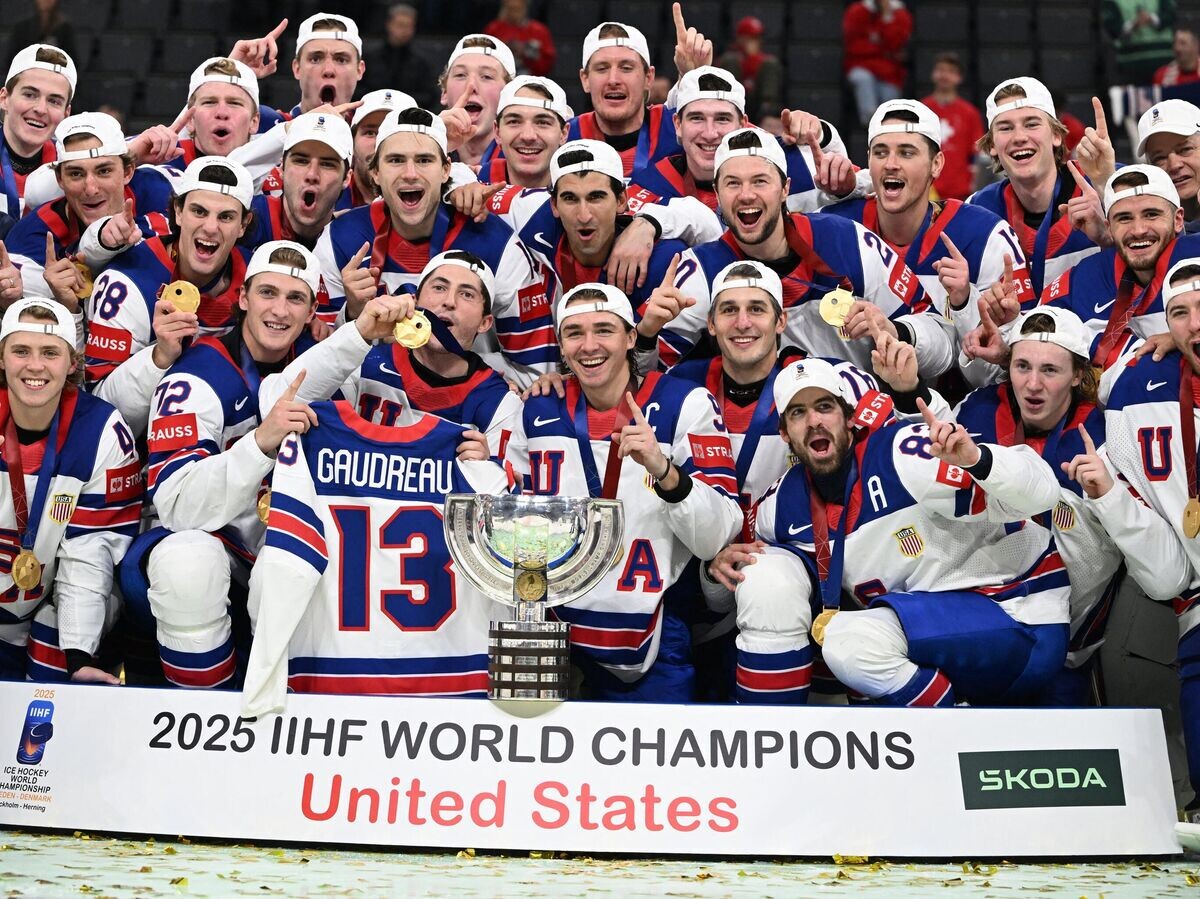    Сборная США с медалями и трофеем чемпионата мира по хоккею 2025 года | © Фото : Соцсети USA Hockey