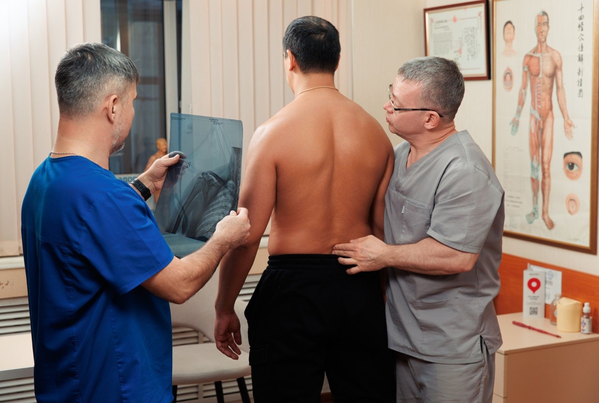 Врачи медицинского центра СуставСпина+ и пациент