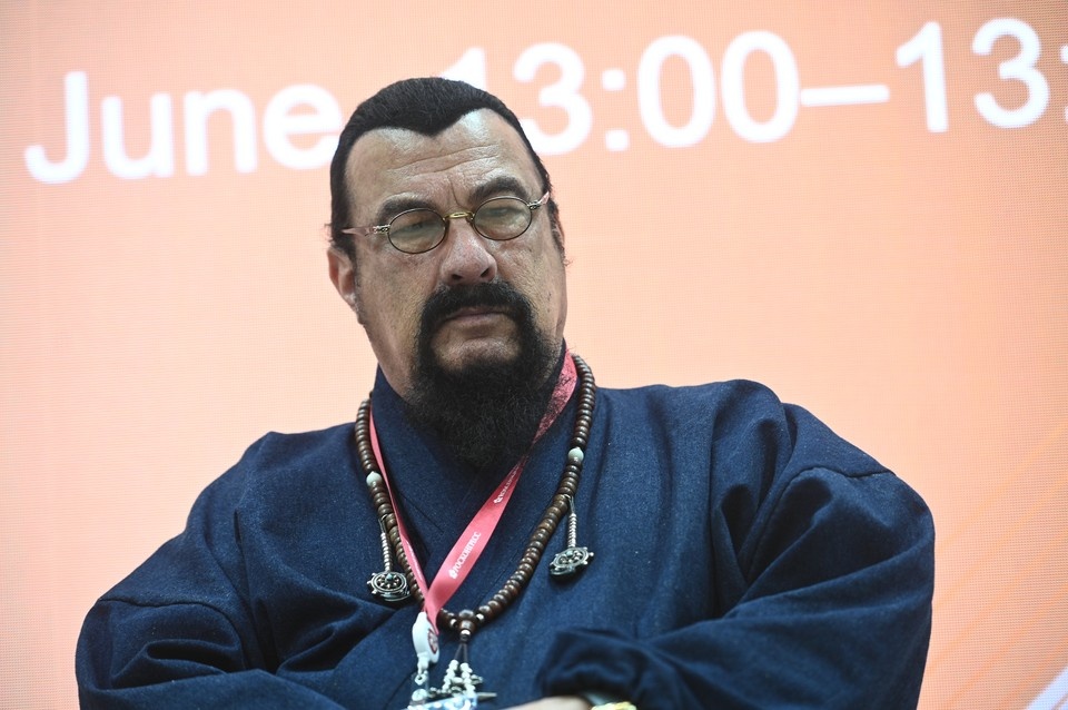    Сигал выставил на продажу дом на Рублевке ради улучшения жилищных условий Алексей БУЛАТОВ