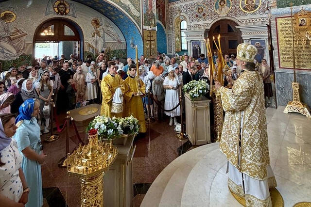 Виталий Королев подарил икону новому храму, где отслужили первую литургию