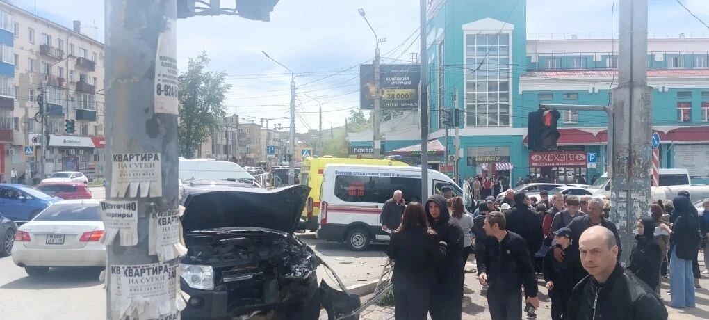 Женщину зажало в смятой легковушке возле рынка в Чите