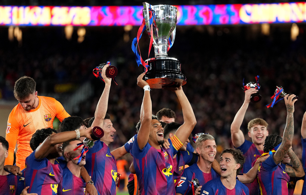    Футболисты "Барселоны"  Alex Caparros/Getty Images