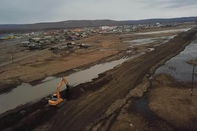 🛡️ В Верхоянском районе строят 9-километровую защиту от паводков