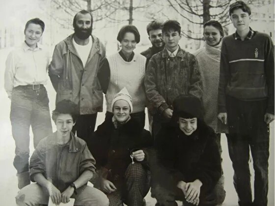 Владимир Шелест и Игорь Зайков с учениками школы-колледжа № 130 на Турнире юных физиков в детском лагере «Тимуровец», зима 1992 года.
