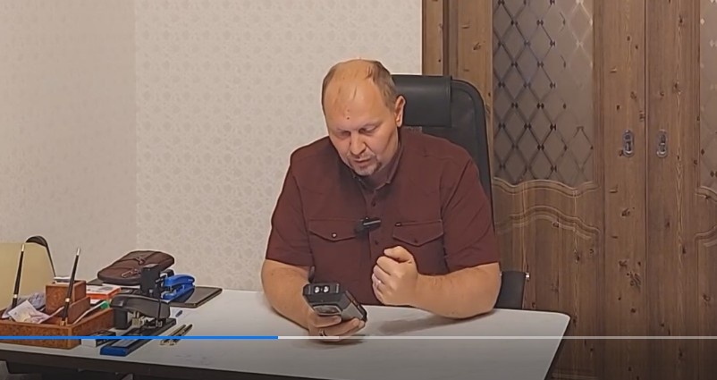 На этом фото, к сожалению, не видно какой (есть) правовой аргумент у Вадима, но зато видно какой у него большой сотовый телефон. Этого вполне достаточно чтобы мы всё поняли. 
